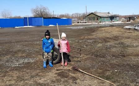 "Помогай природе, сохраняя её" - субботник на территории ДК.